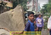 జీహెచ్‌ఎంసీ(GHMC) వాహనంపై విరిగిపడ్డ కొండచరియలు