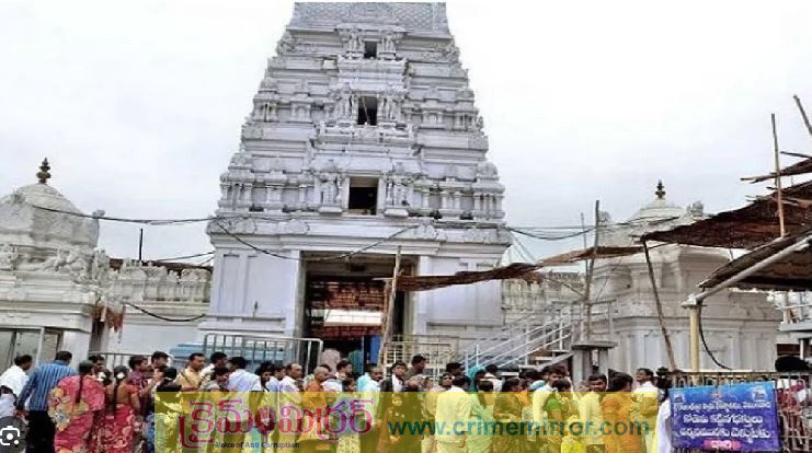 బక్తుల ఆగ్రహం... వేములవాడ రాజన్న దర్శనం మూసివేత