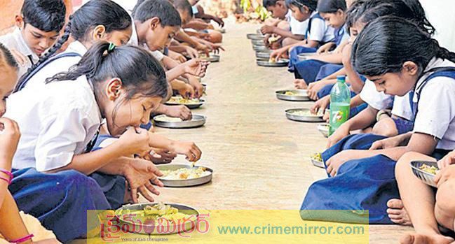 మధ్యాహ్న భోజన పథకంలో విద్యార్థులకు చేపలు