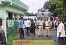 యూరియా కోసం రైతుల ఇబ్బందులు...పోలీసుల పర్యవేక్షణలో పంపిణీ