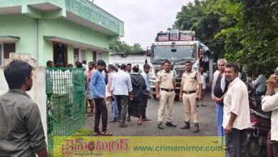 యూరియా కోసం రైతుల ఇబ్బందులు...పోలీసుల పర్యవేక్షణలో పంపిణీ