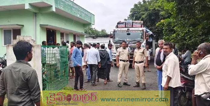 యూరియా కోసం రైతుల ఇబ్బందులు...పోలీసుల పర్యవేక్షణలో పంపిణీ