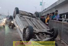 బెగంపేట ఫ్లైఓవర్‌పై కారు బోల్తా...భారీగా ట్రాఫిక్