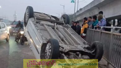 బెగంపేట ఫ్లైఓవర్‌పై కారు బోల్తా...భారీగా ట్రాఫిక్