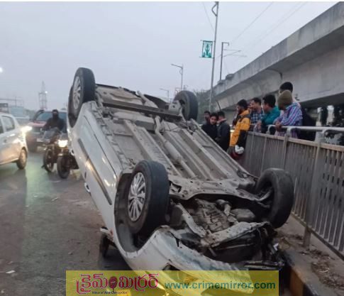 బెగంపేట ఫ్లైఓవర్‌పై కారు బోల్తా...భారీగా ట్రాఫిక్